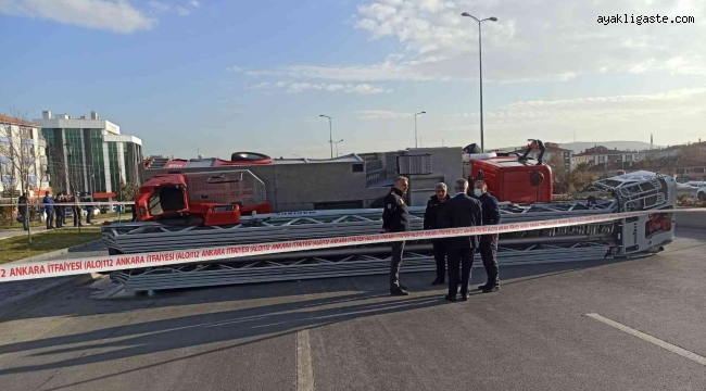 Başkent'te itfaiye aracı devrildi: 2 yaralı