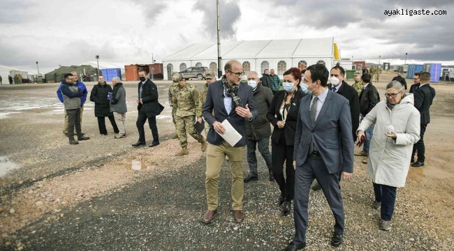 Kosova Başbakanı Kurti'den Afgan mültecilerin kaldığı askeri üsse ziyaret