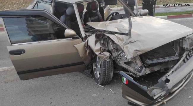 Siirt'te otomobil minibüsle çarpıştı: 2 yaralı