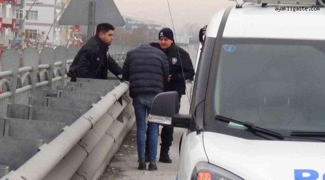 Kayseri'de Üst geçide çıkan şahsı polis ekipleri ikna etti