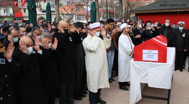 Şanlıurfa'da şehit olan er Kamil Tunç'u Mersin'de binler uğurladı