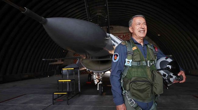 Millî Savunma Bakanı Hulusi Akar, Ege'nin Kuzeyine Özel Uçuş yaptı 