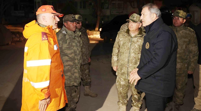 Millî Savunma Bakanı Hulusi Akar, Gece Hatay'daki Çalışmaları İnceledi ve Görev Başındaki Mehmetçiği Denetledi