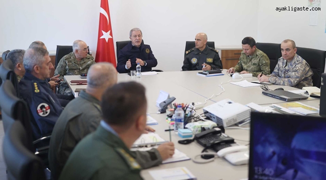 Millî Savunma Bakanı Hulusi Akar: TSK Helikopter Koordinasyon Merkezinde incelemelerde bulundu.