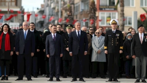 Millî Savunma Bakanı Hulusi Akar, Çanakkale Cumhuriyet Meydanı'ndaki Törene Katılarak, "Çanakkale Geçilmez" Yazılı Altın Madalyayı Türk Bayrağına Toka Etti