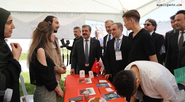 Anadolu Üniversiteler Birliği (AÜB) Üniversite Tanıtım ve Tercih Fuarı, Erciyes Üniversitesi (ERÜ) ev sahipliğinde Kayseri'de gerçekleştirildi.