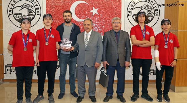 Talas Belediye Başkanı Yalçın, TEKNOFEST öğrencilerini ödüllendirdi