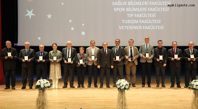 Erciyes Üniversitesi'nde 2023 Yılı Ödülleri Sahiplerini Buldu  